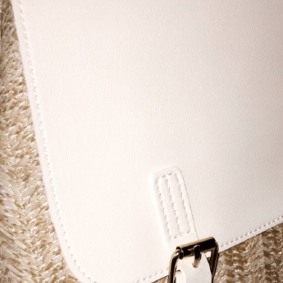 LAST ONE! 🔥 Double Buckle Straw Backpack - Picture 4 of 6